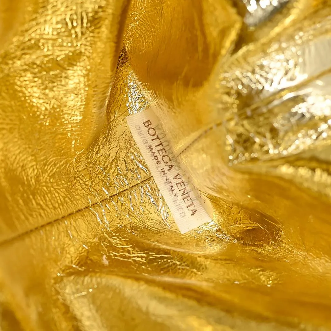 Batch 2260 Bitters Venetia 2024 summer series brings Lauren 1980 handbags back to the public eye. The design of the bag is inspired by ancient Roman architecture. It uses the brand's iconic Intrecciato lambskin woven bag body with a hard frame. No logo can be seen on the whole bag. It is equipped with a leather woven metal chain. When using it as a clutch, just put the chain directly in the bag ~ showing an elegant and timeless style. Decades later, when Lauren Hutton once again walked on the Bottega Venetia spring and summer show with this bag, the charm of the year still remains intact despite the passage of time. Size: 31.5*16.5*11 Style No.: 5807